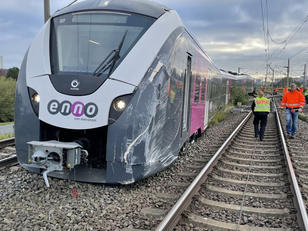 Die entgleiste und schwer beschädigte Regionalbahn der Metronom Eisenbahngesellschaft in Wolfsburg.