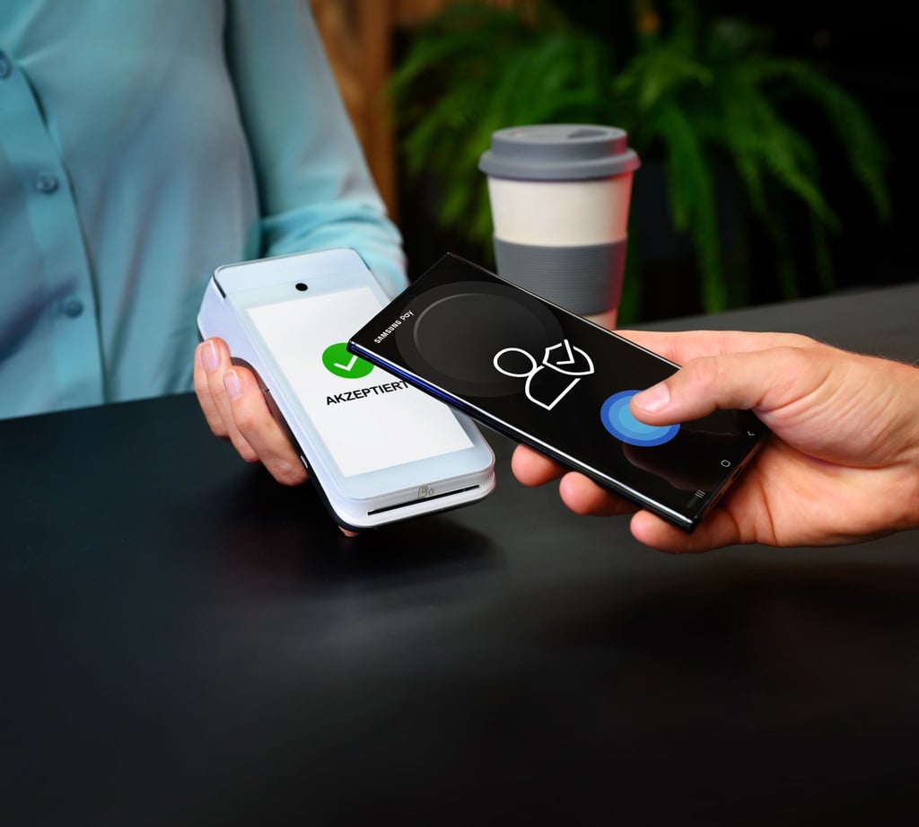 Kontaktlos zahlen, auch wenn ein Gemeinschaftskonto zur Verrechnung hinterlegt ist: Diese Neuerung bei Samsung Pay ist besonders für Paare und Familien interessant.