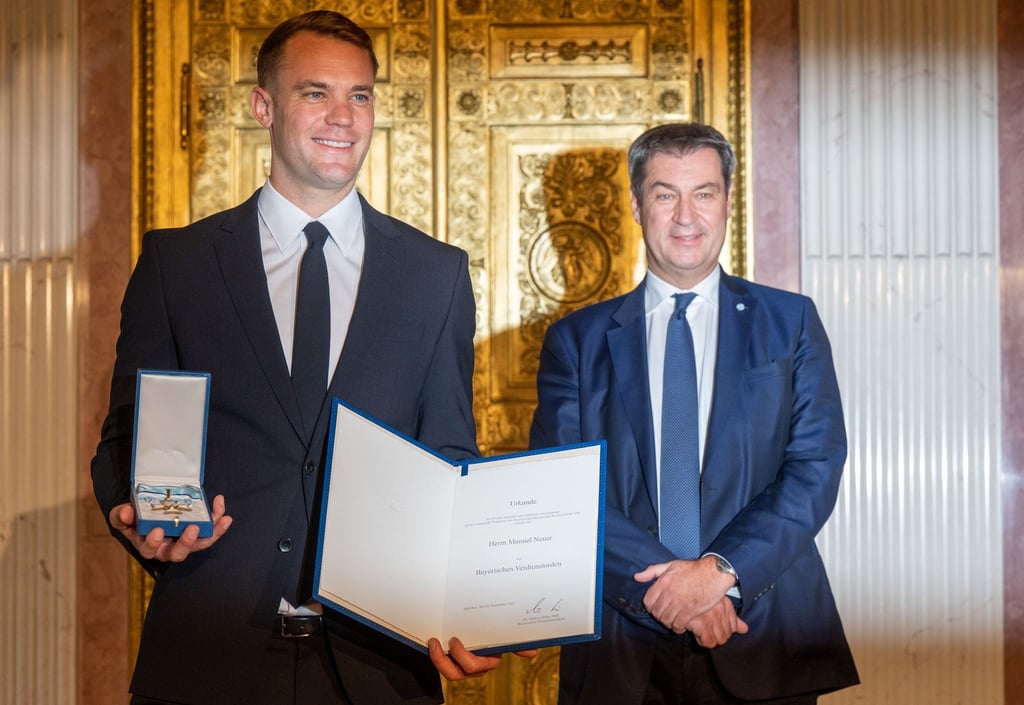 Bayern-Torwart Manuel Neuer (l) und Bayerns Ministerpräsident Markus Söder.