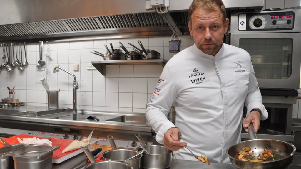 Gastronom Sebastian Hadrys in der Küche seines Landhauses. Er sieht die Möglichkeit, zwischen 2G- und 3G-Modellen wählen zu können, als eine Bereicherung an.