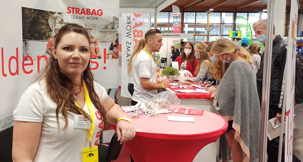 Junge Leute haben bei der Berufsmesse "Perspektiven" in den Messehallen, die Möglichkeit, sich über unterschiedliche Ausbildungsberufe zu informieren. Personalreferentin Vanessa Krippendorf stand als Personalreferentin beim Bauunternehmen  Strabag Jugendlichen Rede und Antwort.