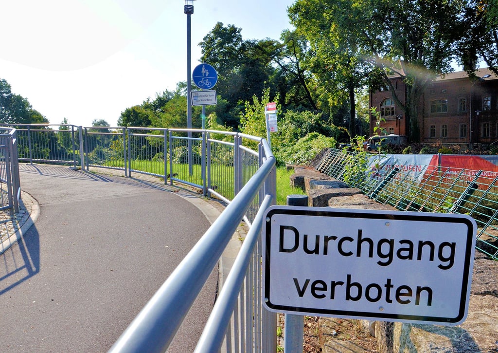 Bis zur Salinebrücke wurde der Hochwasserschutz entlang der Elbe erneuert, soll hier aber nicht enden. Ab der Salinebrücke sieht die Planung des LHW auf cicra 260 Metern eine reine Anpassung im Gelände in Form eines Schrägufers vor. Die alte Kaimauer soll weichen.