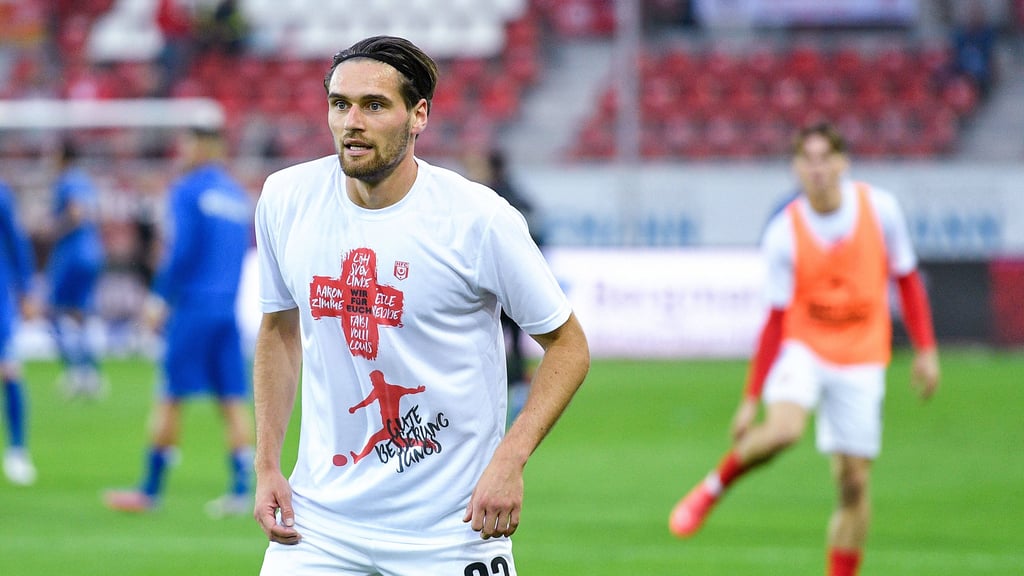 HFC-Kapitän Jonas Nietfeld trägt das Aufwärm-Shirt für die verletzten Kollegen.