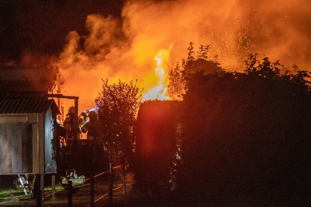 Im Wolmirstedter Ortsteil Elbeu ist in der Nacht zu Samstag (24.09.2021) eine Gartenlaube in Flammen aufgegangen.