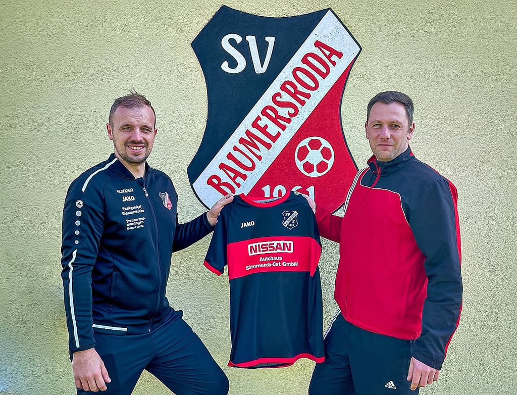 Baumersrodas Trainer Sebastian Friedrich (r.) - hier mit dem Sportlichen Leiter des Kreisligisten, Ronny Benndorf - ist in dieser Woche der Tippspiel-Experte unserer Zeitung.