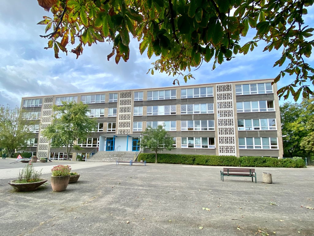 Die Pestalozzischule in der Stenesche Strasse in Dessau sollte nach Rolau umziehen. Das wurde verhindert.