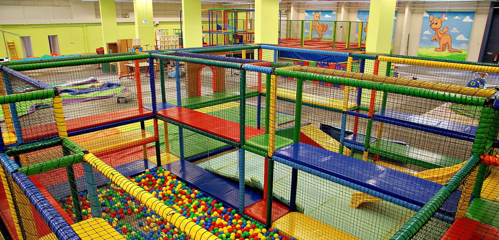 Einige Geräte wie das Kletter-Labyrinth für Kinder (im Vordergrund) und die Trampolinanlagen sind in Stendals erstem Inoorspielplatz bereits aufgebaut. Weitere folgen in den kommenden Wochen. Seit vier Monaten wird die ehemalige Gewerbehalle hergerichtet.