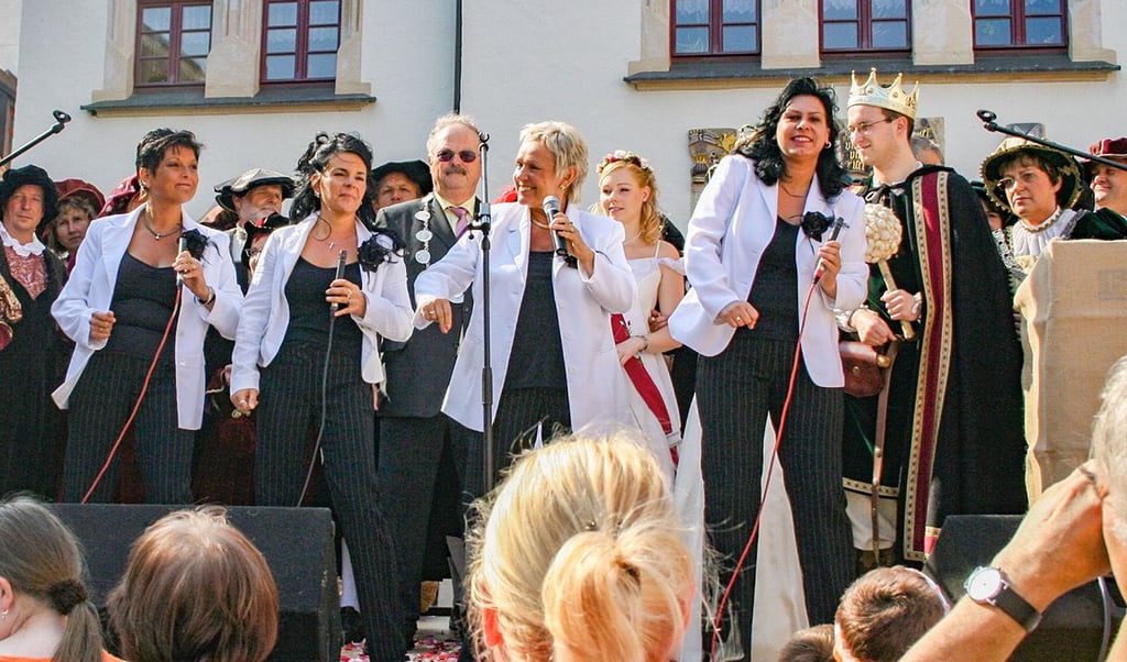 Zur Wieseneröffnung 2006 sangen die ?Mansfeld-Ladies? auf dem Marktplatz erstmals das Wiesenmarkt-Lied.