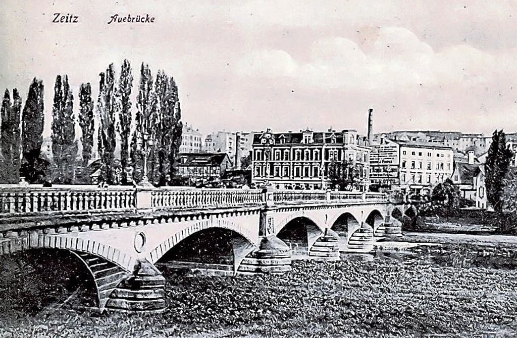 Ein weiterer Postkartennachdruck aus DDR-Zeiten zeigt die Auebrücke vor 100 Jahren.