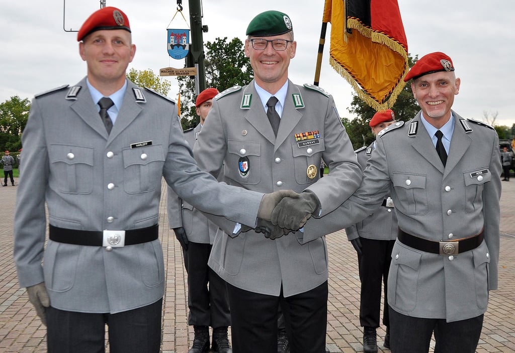 Der Kommandeur der Panzergrenadierbrigade 41 ?Vorpommern?, Oberst Christian Nawrat (Mitte), übergab das Panzerpionierbataillon 803 Havelberg von Oberstleutnant Ralph Peter (rechts) an Oberstleutnant Steffen Harloff.