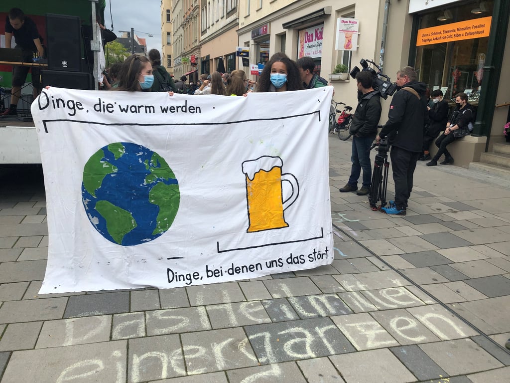 Tausende Menschen demonstrieren am Freitag für den Klimaschutz in Halle.