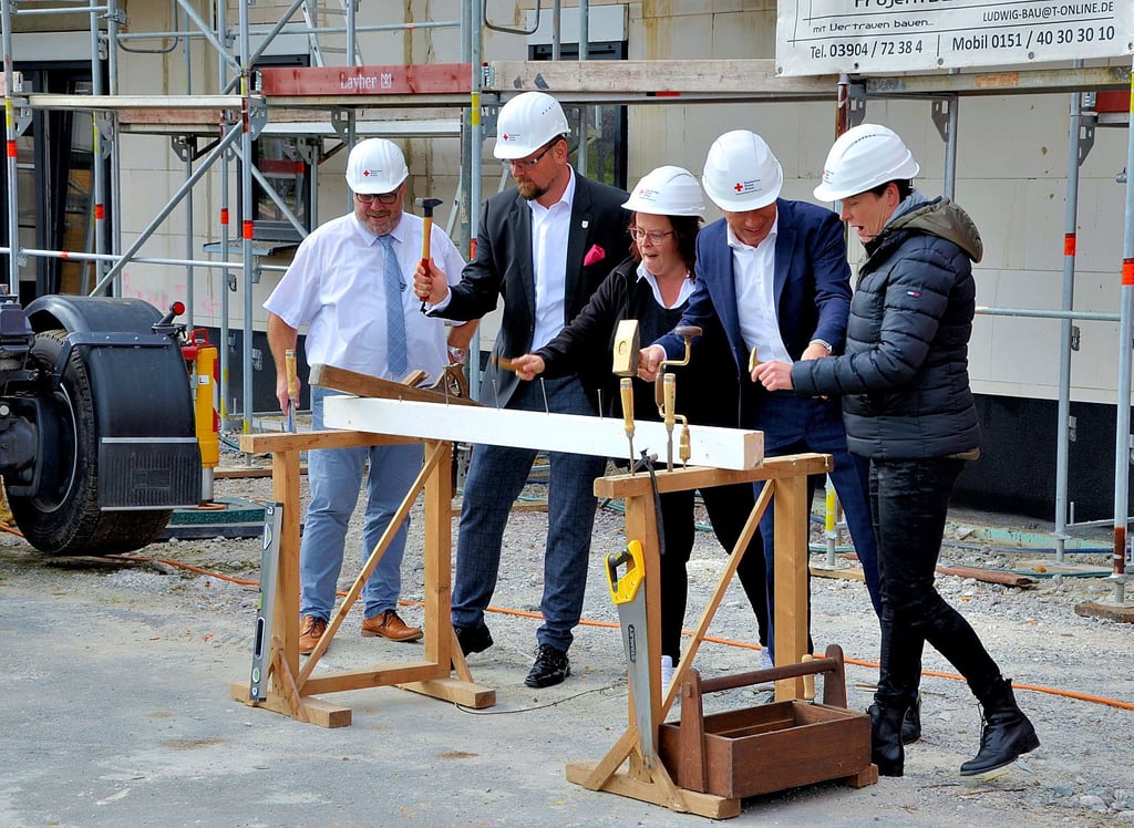 Auf die Plätze, Hammer, los ? so hieß es für Hans-Werner Kraul (Bürgermeister von Oebisfelde-Weferlingen, von links), Landrat Martin Stichnoth, Katja Meinke (Pflegedienstleiterin Wohnquartier Oebisfelde), Ralf Kürbis und Sylvia Franke (beide Geschäftsführung DRK-Kreisverband Börde) beim Richtfest am Haus 2 des Wohnquartiers in Oebisfelde.