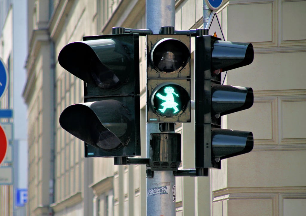Kein Männchen sondern ein Ampelmädchen leuchtet am Hansering Ecke Große Steinstraße in Halle.