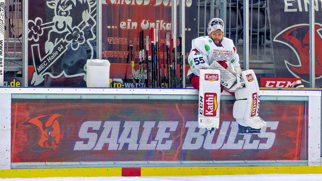 Goalie Jakub Urbisch, hier noch vor seiner Verletzung, startet mit den Saale Bulls in die Oberliga-Saison. 