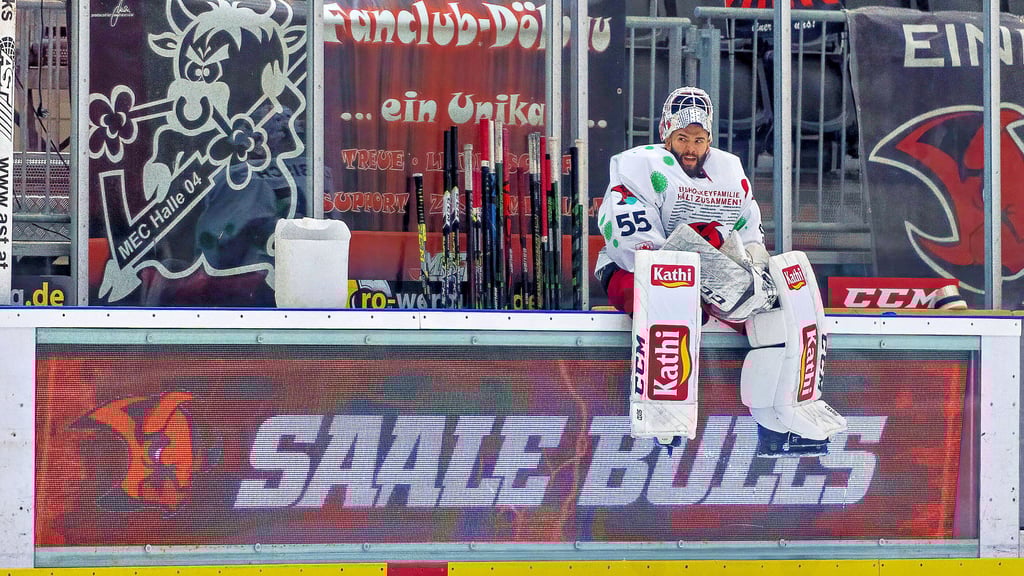Goalie Jakub Urbisch, hier noch vor seiner Verletzung, startet mit den Saale Bulls in die Oberliga-Saison.