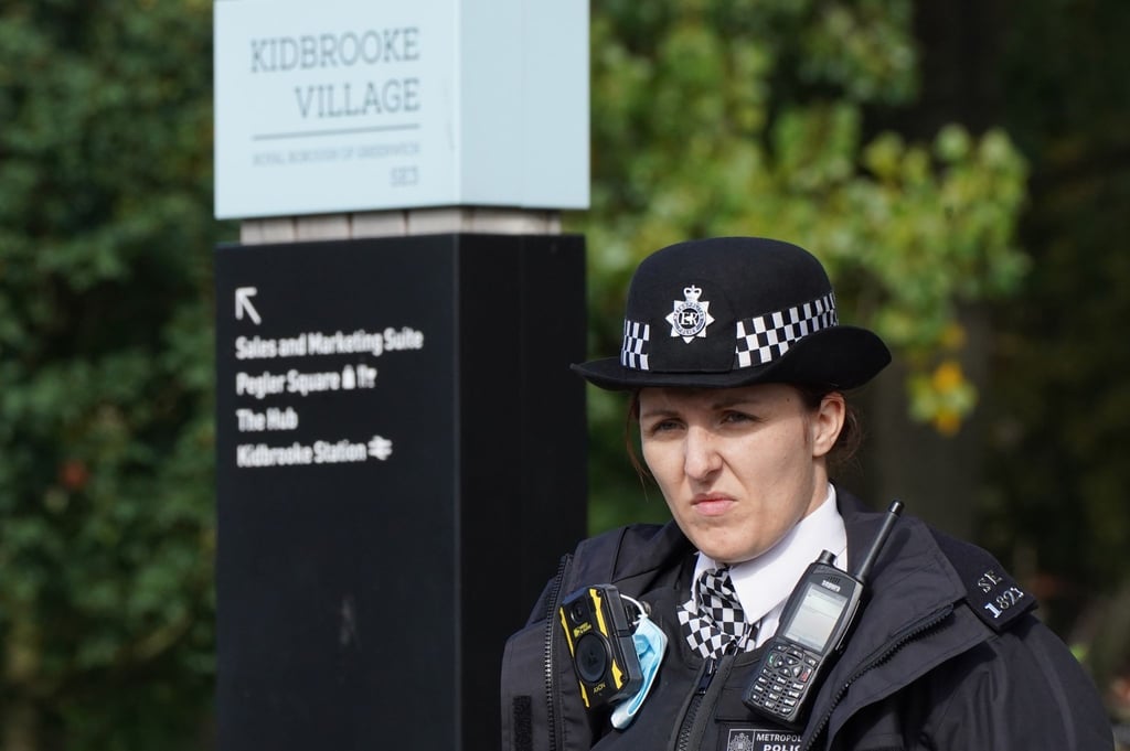 Eine Polizeibeamtin steht im Cator Park in Kidbrooke, Südlondon, in der Nähe des Tatorts, an dem die Leiche einer jungen Frau gefunden wurde.
