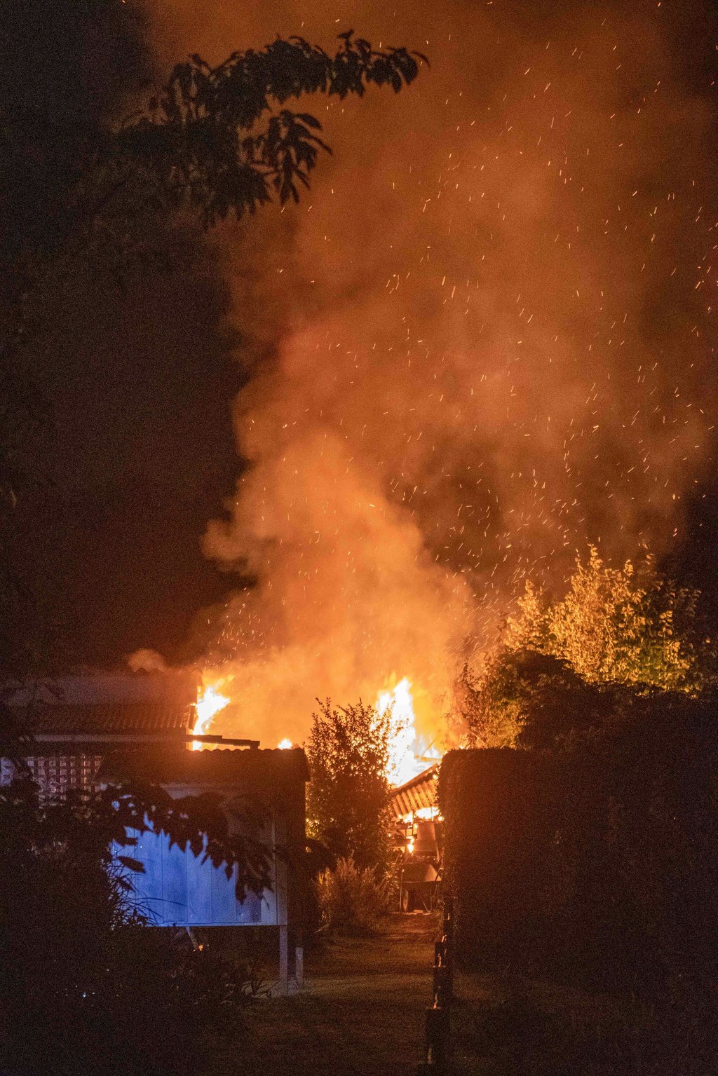 Der Flammenschein war auch noch von der Bundesstraße 189 aus zu sehen.