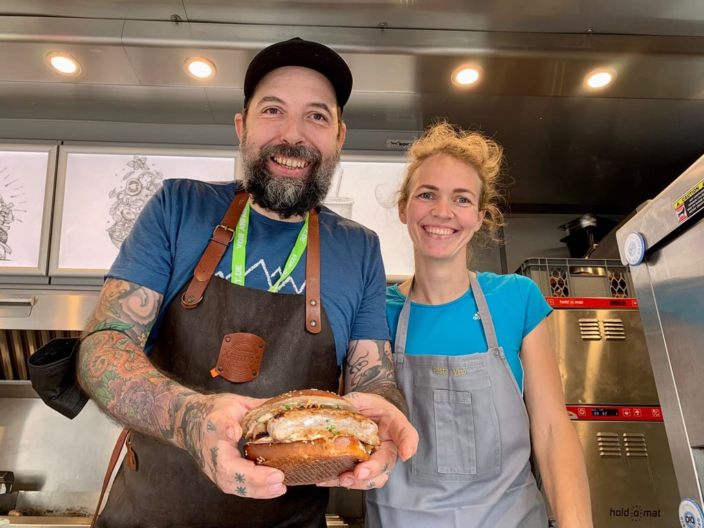 Vom Schliersee an die Saale: Salina und Guieppe Messina vertreten Bayern in Halle. Echt lecker: Das Bayerische Glück mit Würstchen im Burger.