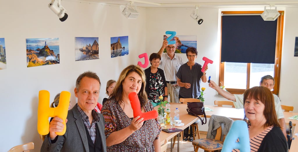 Grundschulleiterin Gabriele Poeck (vorn, 2.v.l.) zeigt mit Erik Rahn, Projektleiter des Bundesprogramms ?Alt & Jung - Chancengleichheit? und Seniorenbüro-Leiterin Silvia Förster (r.) Plüsch-Buchstaben, mit denen Senioren Schülern beim Lernen des Alphabets helfen.