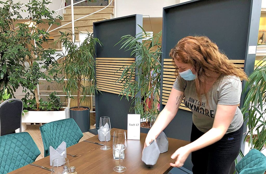 Im Hotel Amadeus in Osterfeld wird derzeit modernisiert. So hat das Restaurant im Atrium neue Möbel, aber auch Trennwände bekommen.