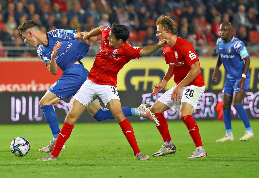Florian Kath (l./gegen Julian Derstroff und Marcel Titsch-Rivero) hatte nach der Pause die ersten große Chance für den FCM per Kopfball. Amara Condé (r.) gelang die Magdeburger Führung in den 20. Minute.