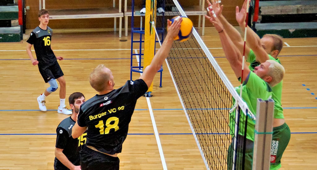 Patrick Baldeweg (Nummer 15) und Neuzugang Leon Grünke (am Ball) wollen mit dem Burger Volleyball Club 99 im Regionalliga-Heimspiel gegen den VfK Berlin-Südwest an den Auftaktsieg in Halle anknüpfen.