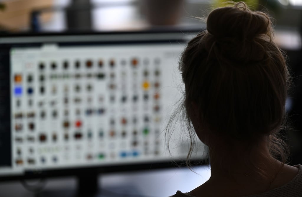 Eine Kriminaloberkommissarin vor einem Auswertungscomputer auf der Suche nach Kinderpornografie.