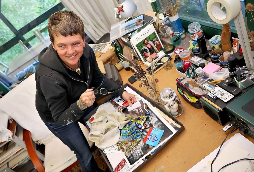 Die Malerin Ines Buff in ihrem Atelier in Breitungen. Im kreativen Chaos der Materialien fügt sich die Idee zum Werk.