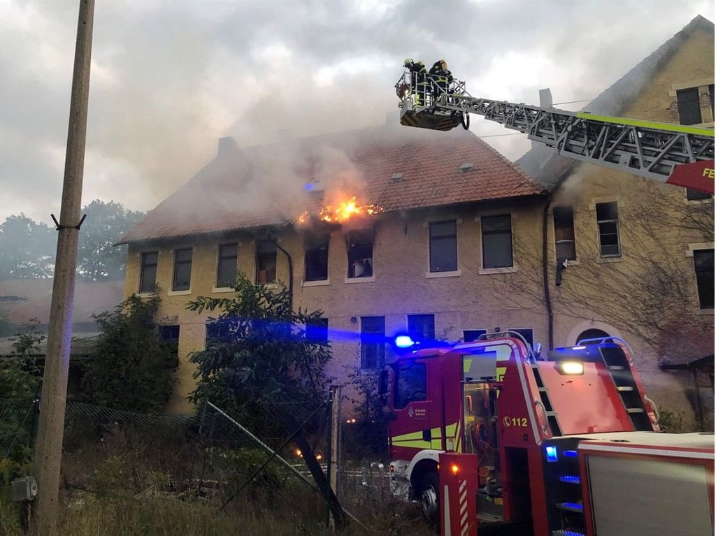Ein leerstehendes Wohngebäude hat am Donnerstagabend (23. September) in der Gröperstraße in Halberstadt angefangen zu brennen. Der Schaden wird auf 50.000 Euro geschätzt. Die Polizei vermutet Brandstiftung.
