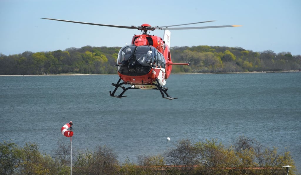 Ein Rettungshubschrauber der Deutschen Rettungsflugwacht (DRF) steigt auf. Auf der Müritz wird nach einem vermissten Segler gesucht.