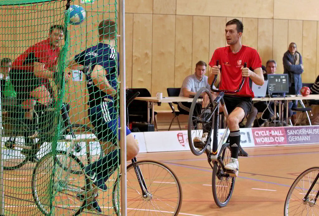 Eric Haedicke (rechts) und Max Rückschloss treten am Wochenende bei der u23-Europameisterschaft im Radball in die Pedale.