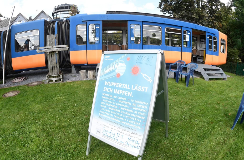 Auch die Stadt Wuppertal macht ihren Bürgern nun niedrigschwellige Impfangebote. Als Ort hierfür wurde etwa ein stillgelegter Schwebebahnwagen auf einem Spielplatz ausgewählt.