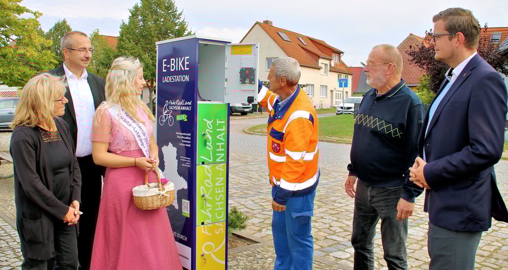 Gemeindearbeiter Gerald Ebert zeigt Bettina Roggisch, Thomas Schmette, Eckhard Liebrecht und Jan Braunsberger die Nutzung der neuen Ladesäule.
