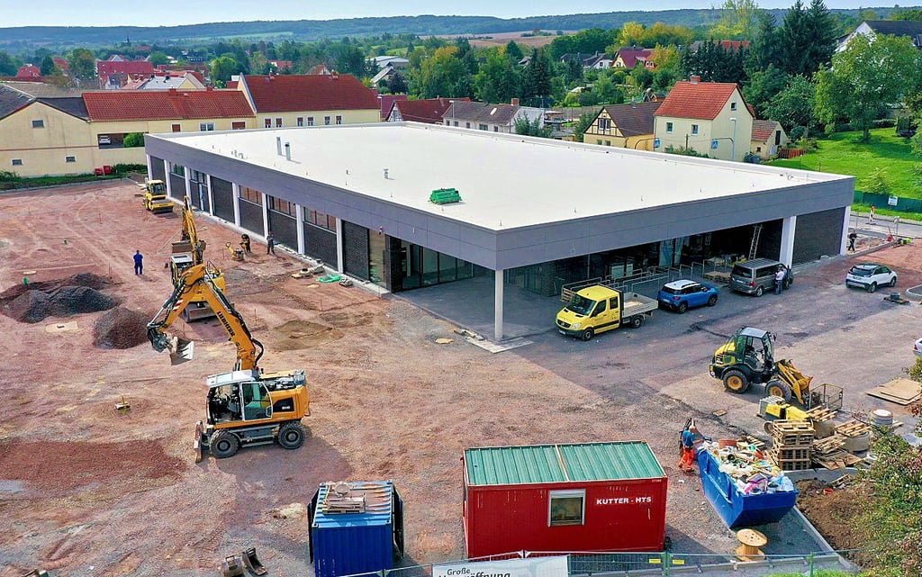 An der neuen Aldi-Filiale in Eisleben laufen die letzten Arbeiten.