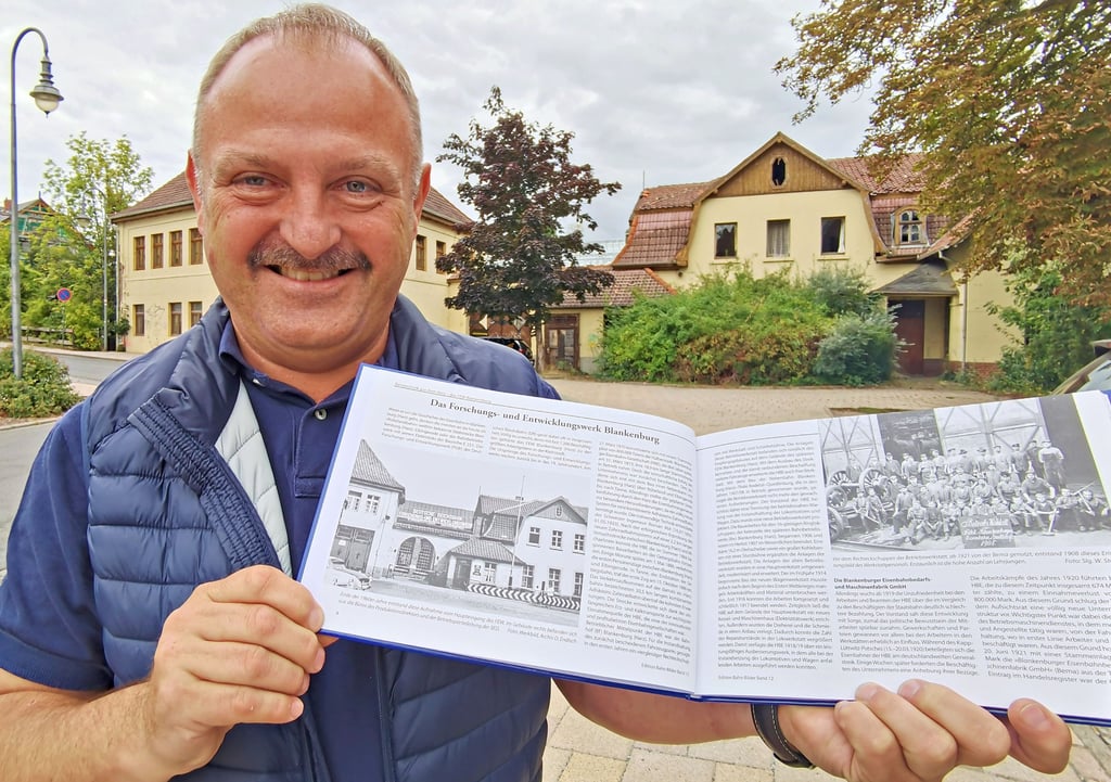 Verleger Dirk Endisch vor dem einstigen Haupteingang zum FEW Blankenburg am Bahnhof. Das ehemals repräsentative Gebäude mit den Büros des Produktionsdirektors und der Betriebsparteileitung der SED (rechts) ist seit Jahren dem Verfall preisgegeben. Im Buch findet sich eine Aufnahme aus den 1960-er Jahren.