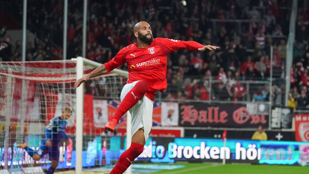 Abheben zum Jubel: Terrence Boyd nach seinem Tor zum 3:1 für den HFC gegen Magdeburg.