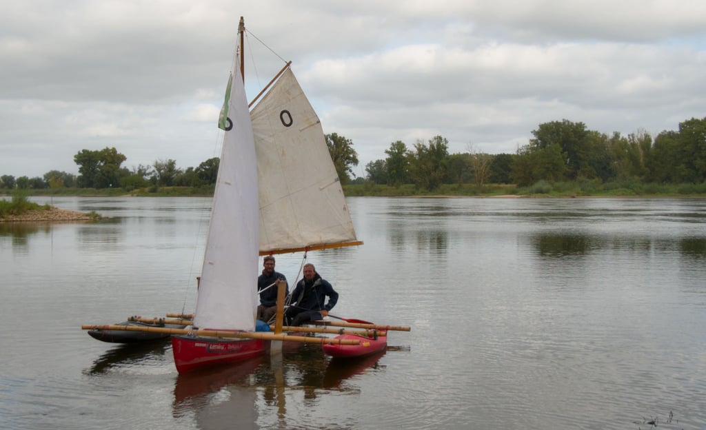 Die Kayaks zu beiden Seiten des Bootes dienen als Ausleger, damit das selbst gebaute Segelboot der Männer aus Osterburg und Kläden nicht umkippt.