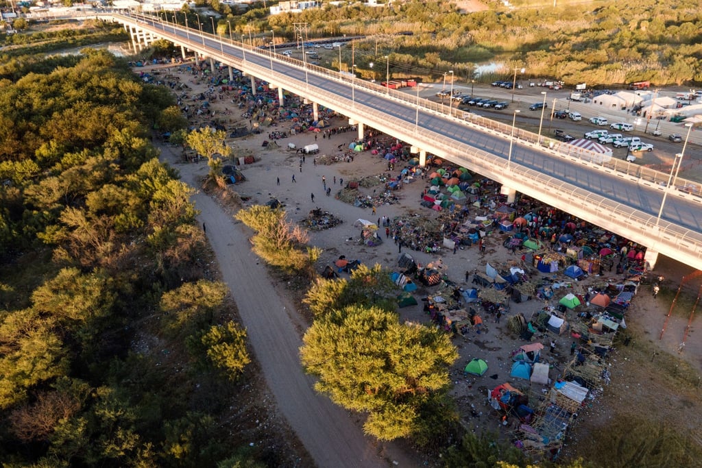 Migranten, viele von ihnen aus Haiti, in einem Lager an der Del Rio International Bridge.