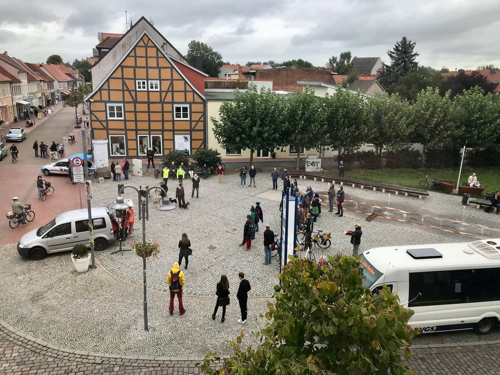 Aktuell sind etwa 50 Demo-Teilnehmer auf dem Rathausturmplatz in Salzwedel.