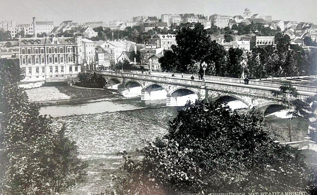Auch das ist ein Postkartennachdruck aus DDR-Zeiten und wieder zeigt er die Auebrücke vor 100 Jahren.