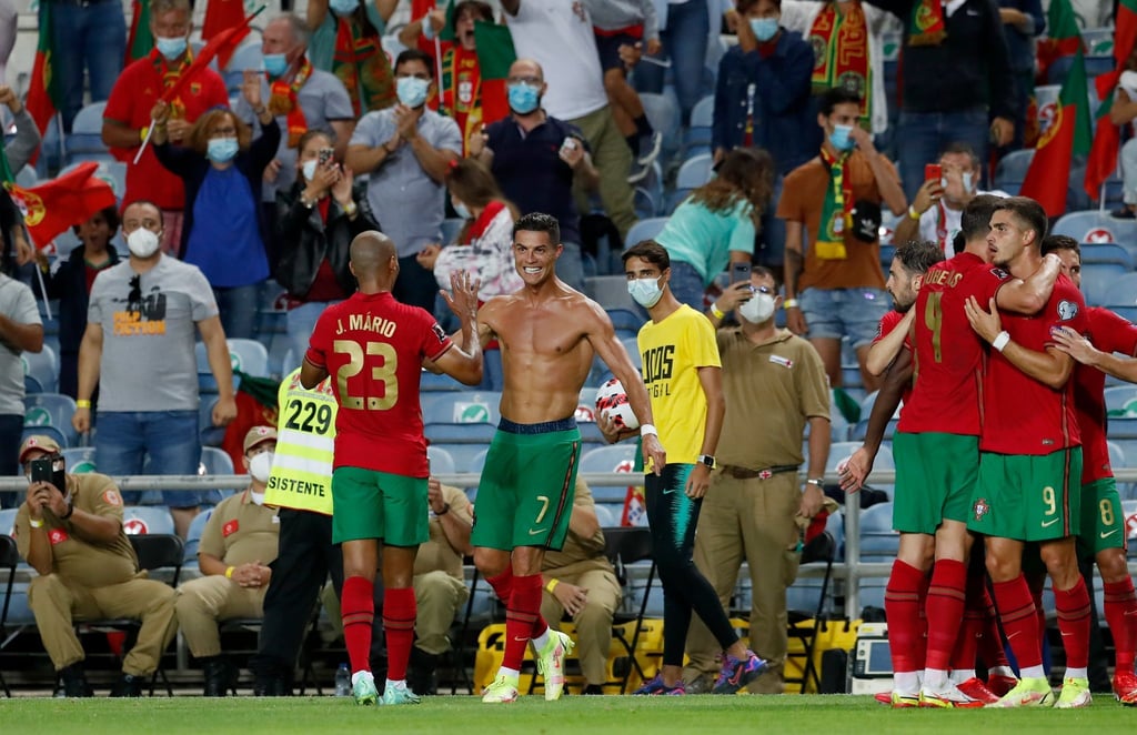 Rekordmann: Cristiano Ronaldo (Mitte) wird von seinen Mitspielern gefeiert.