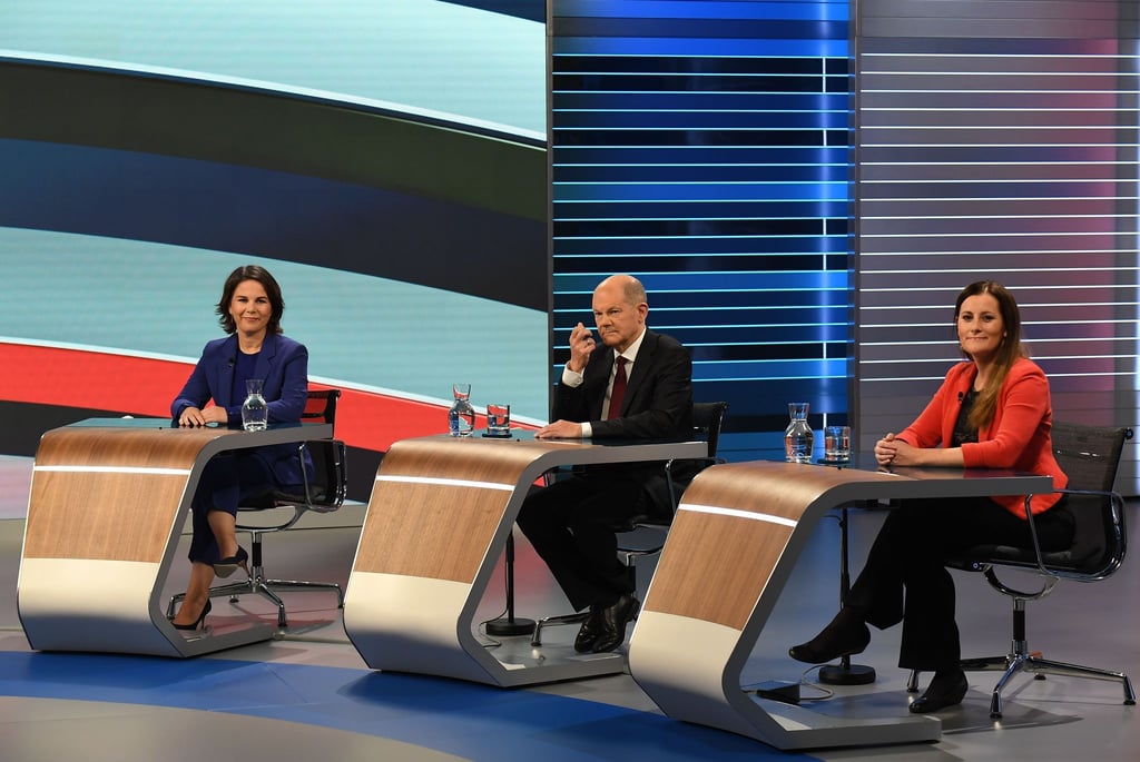 Annalena Baerbock (l.), Olaf Scholz und Janine Wissler sitzen bei der TV-Debatte „Wahl 2021 Schlussrunde“.