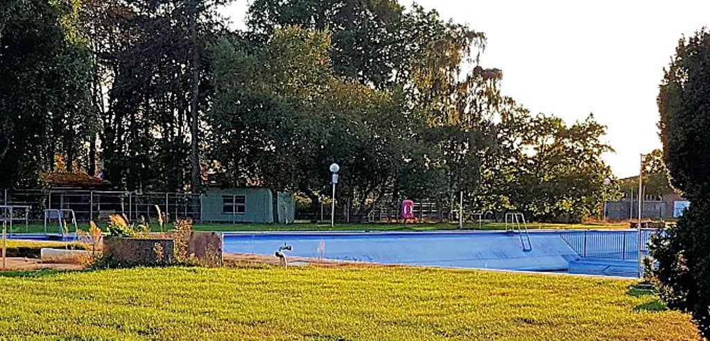 Nur mit einer neuen Filteranlage wäre es nicht getan. Um das Kunrauer Freibad wieder eröffnen zu können, sind laut Unfallkasse und Gesundheitsamt weitere Baumaßnahmen nötig.