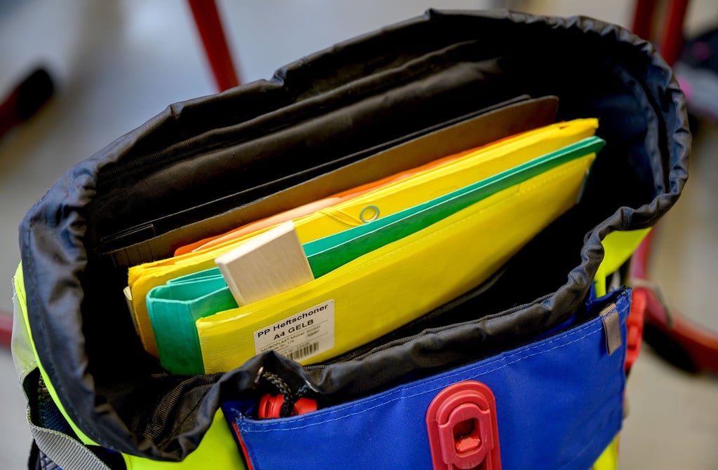 Statt Kunststoff empfehlen Verbraucherschützer für Hefte und Schnellhefter Recyclingpapier mit dem Umweltzeichen Blauer Engel.