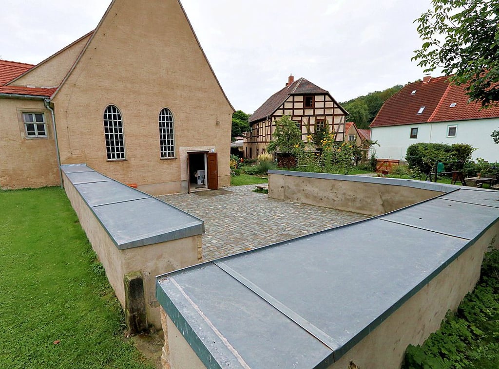Das ehemalige Kirchenschiff ist nur noch in den Grundmauern zu erkennen. Die Fläche wurde gepflastert und kann nun etwa für Konzerte genutzt werden.