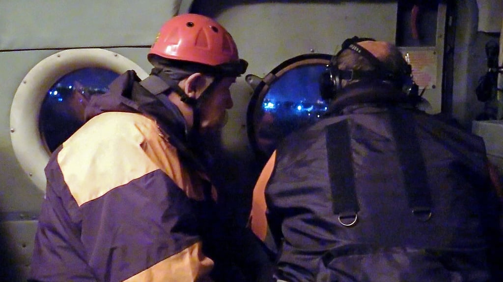 Auf diesem Videostandbild sind Mitglieder eines Rettungsteams des russischen Katastrophenschutzministeriums während einer Suchaktion nach der Antonow An-26 zu sehen.