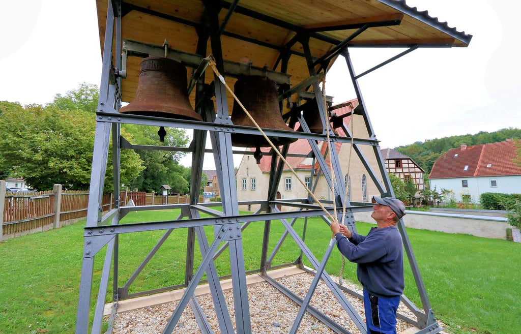 Glockenbeauftragter Christoph Tandel vom Förderverein der Kirche in Dehlitz steht am sanierten und neu platzierten Geläut.