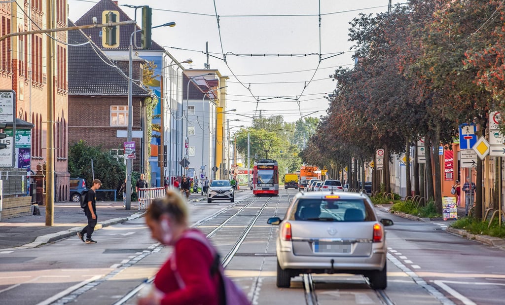 Die Freiimfelder Straße ist verschlissen und für Fußgänger, die die Trasse queren, auch gefährlich. Das soll sich ändern.