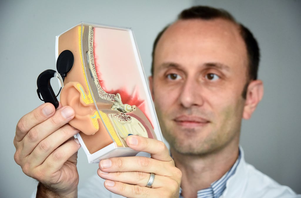 Physik-Professor Torsten Rahne entwickelt am Uniklinikum Audio-Hilfsmittel für Hörbehinderte. Sie kommen auch bei Konzerten zum Einsatz.