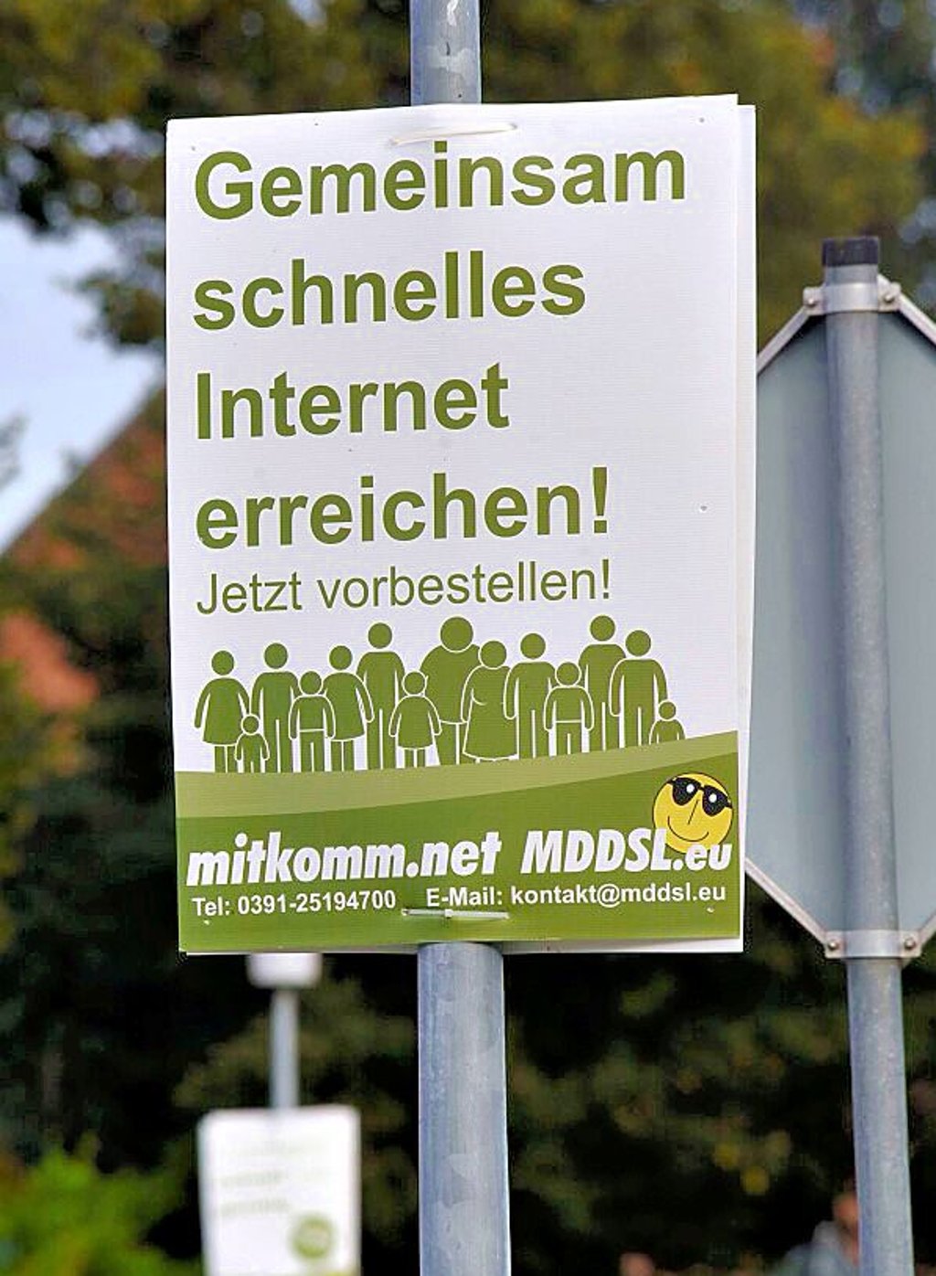 Nur wenig Wahlwerbung zu sehen.